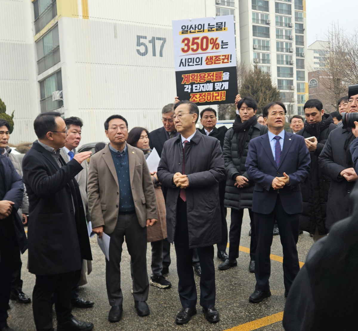 ▲ 1기 신도시(고양) 정비사업 선도지구 현장에서 설명을 듣는 김윤덕 국토교통부 장관(중앙). (김지영 기자 kjy42)