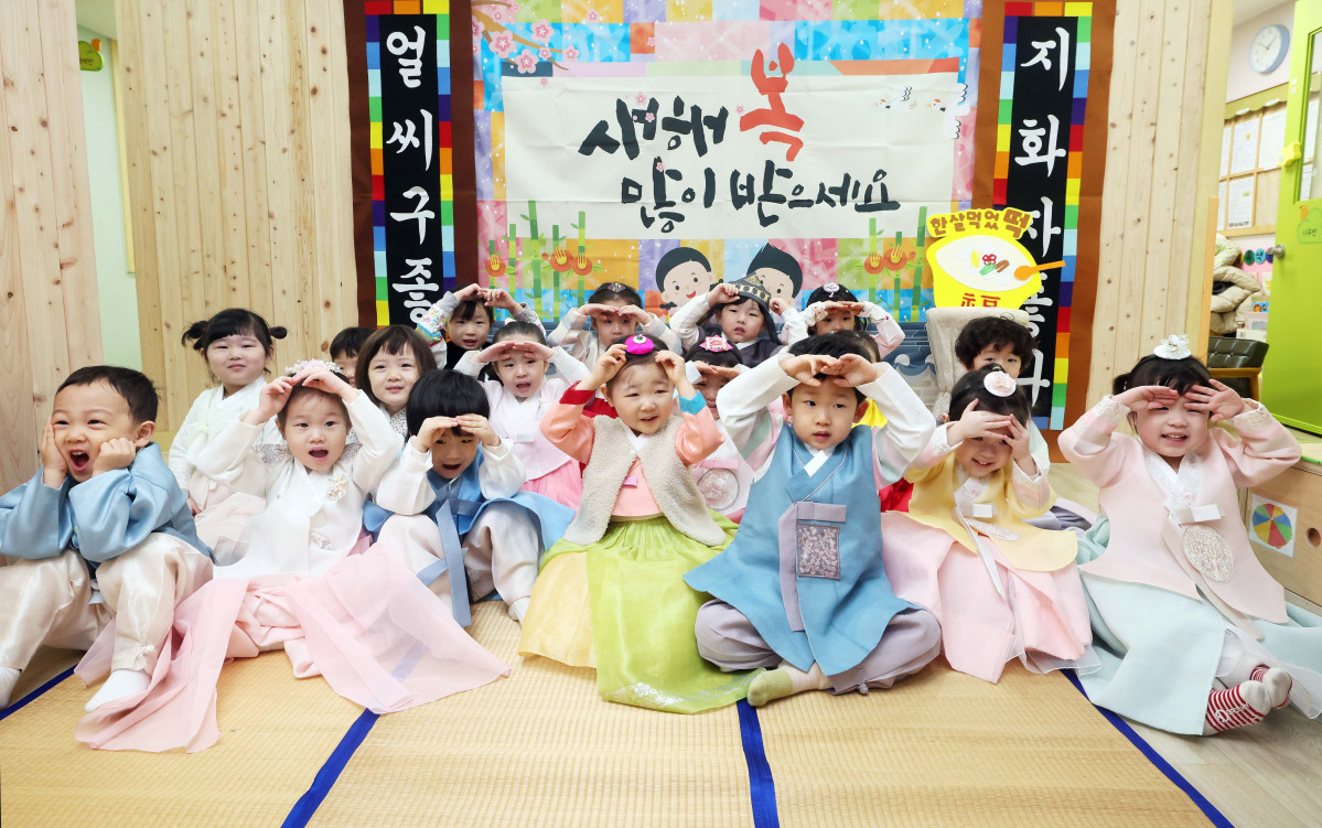 ▲설을 앞둔 11일 서울 송파구 삼성아트어린이집에서 한복을 차려입은 원아들이 세배를 하고 있다. 신태현 기자 holjjak@