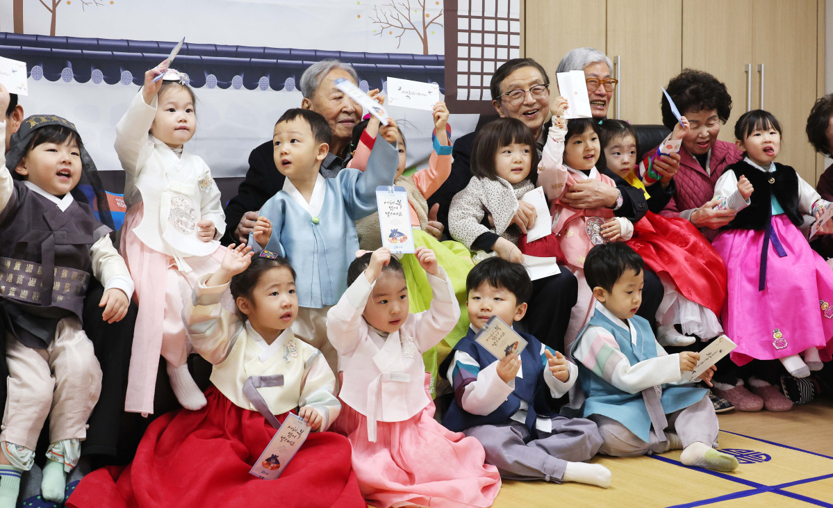 ▲설을 앞둔 11일 서울 송파구 삼성아트어린이집 원아들이 문정래미안 경로당을 찾아 어르신들에게 세배를 한 뒤 세뱃돈 봉투를 들어보이고 있다. 신태현 기자 holjjak@