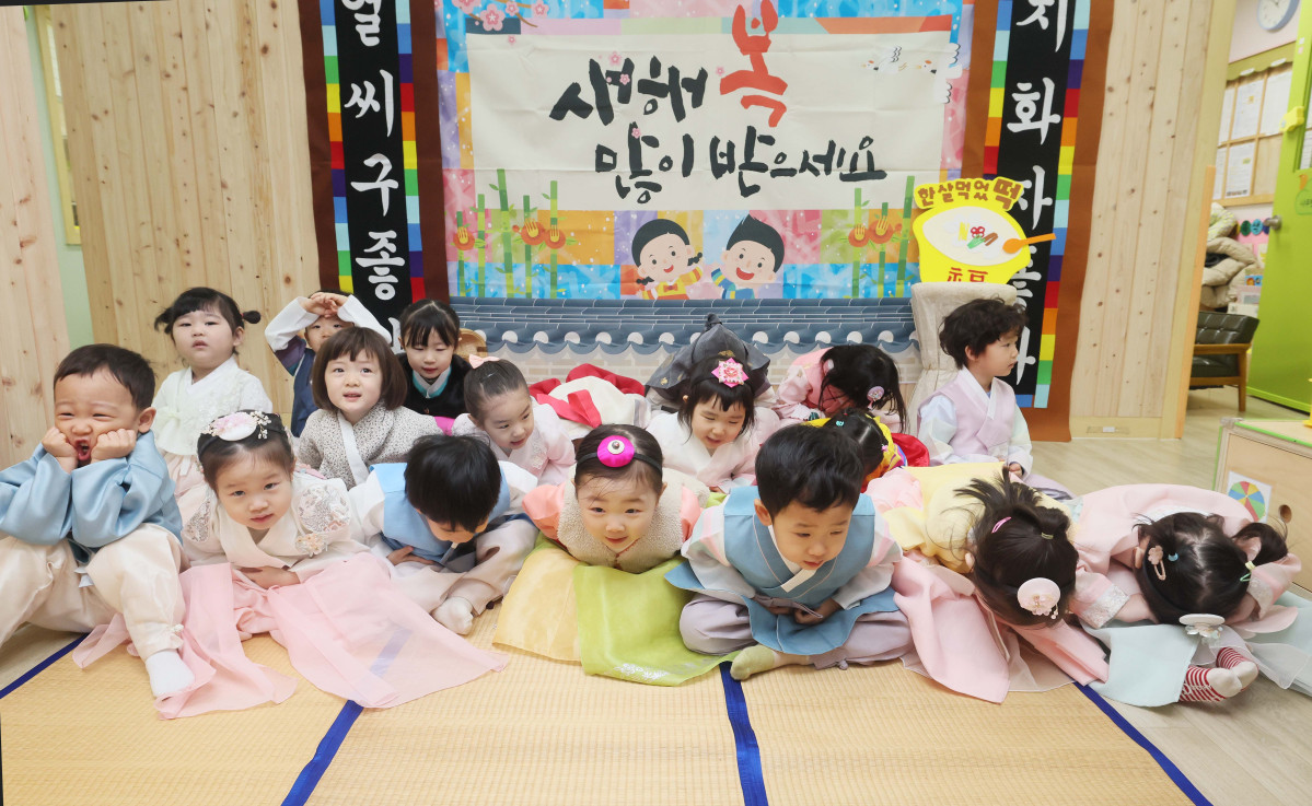 ▲설을 앞둔 11일 서울 송파구 삼성아트어린이집에서 한복을 차려입은 원아들이 세배를 하고 있다. 신태현 기자 holjjak@