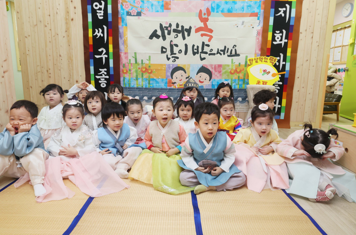▲설을 앞둔 11일 서울 송파구 삼성아트어린이집에서 한복을 차려입은 원아들이 세배를 하고 있다. 신태현 기자 holjjak@