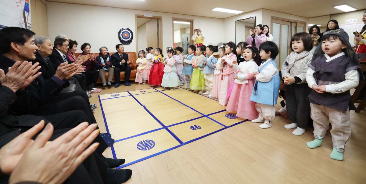 ▲설을 앞둔 11일 서울 송파구 삼성아트어린이집 원아들이 문정래미안 경로당을 찾아 어르신들에게 세배를 한 뒤 동요를 부르고 있다. 신태현 기자 holjjak@