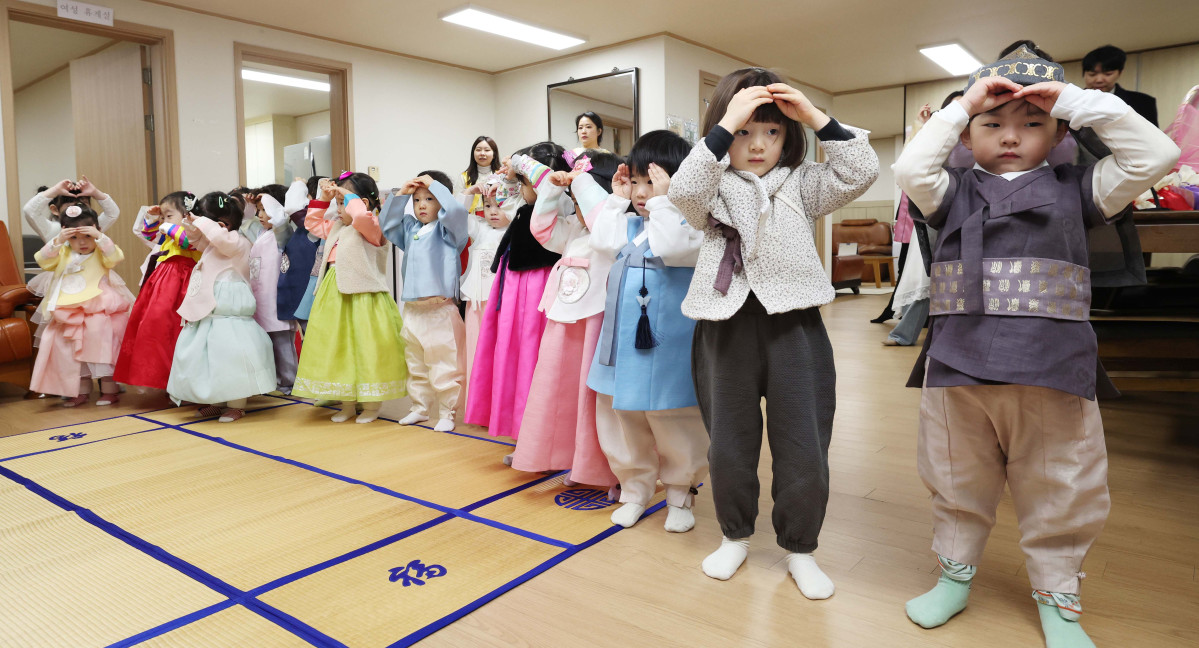 ▲설을 앞둔 11일 서울 송파구 삼성아트어린이집 원아들이 문정래미안 경로당을 찾아 어르신들에게 세배를 하고 있다. 신태현 기자 holjjak@