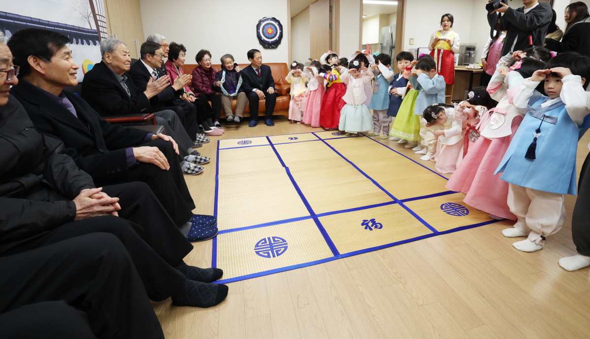 ▲설을 앞둔 11일 서울 송파구 삼성아트어린이집 원아들이 문정래미안 경로당을 찾아 어르신들에게 세배를 하고 있다. 신태현 기자 holjjak@