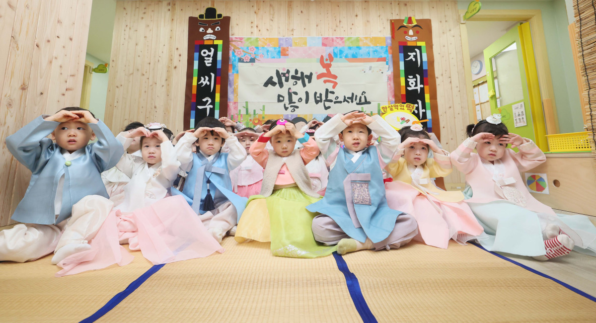 ▲설을 앞둔 11일 서울 송파구 삼성아트어린이집에서 한복을 차려입은 원아들이 세배를 하고 있다. 신태현 기자 holjjak@