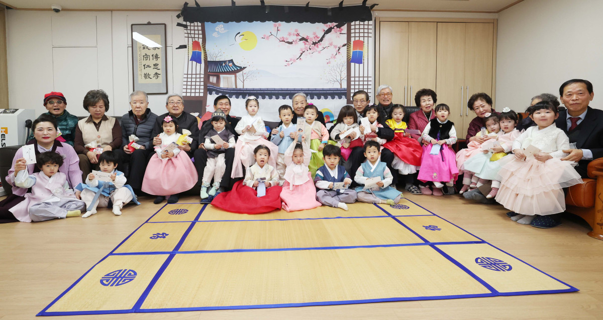 ▲설을 앞둔 11일 서울 송파구 삼성아트어린이집 원아들이 문정래미안 경로당을 찾아 어르신들에게 세배를 한 뒤 기념촬영을 하고 있다. 신태현 기자 holjjak@