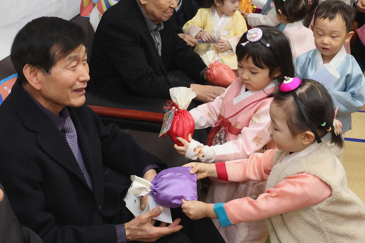 ▲설을 앞둔 11일 서울 송파구 삼성아트어린이집 원아들이 문정래미안 경로당을 찾아 어르신들에게 세배를 한 뒤 떡을 전달하고 있다. 신태현 기자 holjjak@