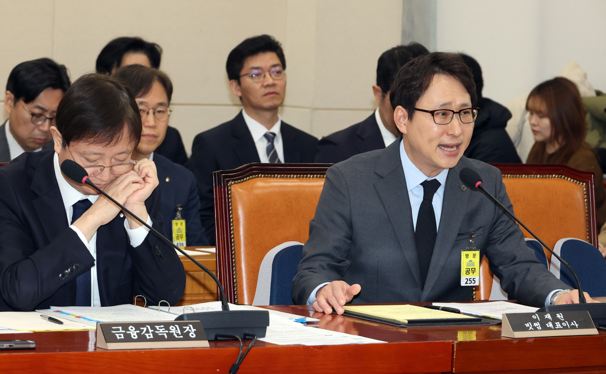 ▲이재원 빗썸 대표이사가 11일 국회에서 열린 정무위원회 전체회의에서 국내 가상자산거래소 빗썸에서 발생한 거액의 비트코인 오지급 사태를 놓고 열린 긴급 현안질의에 답하고 있다. (연합뉴스)