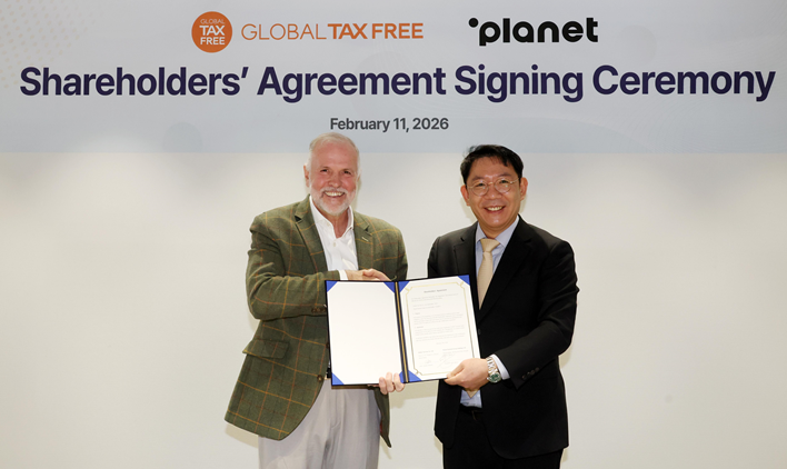 ▲강진원 글로벌텍스프리(GTF) 대표(사진 오른 쪽)와 게리 바안 플래닛 최고경영자(CEO)가 11일 주주간 계약 체결식에서 전략적 파트너십 서명서를 들어 보이며 기념촬영을 하고 있다.(GTF 제공)