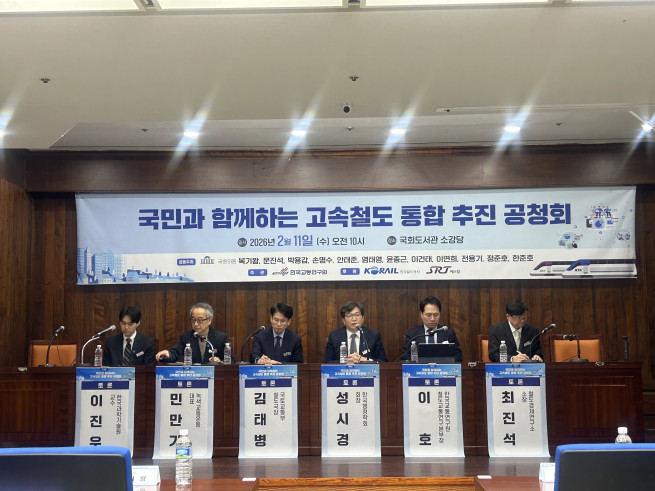 ▲'모듈러 건축 특별법 입법 공청회'에서 토론자들 발표를 하고 있다. (천상우 1000tkddn@)
