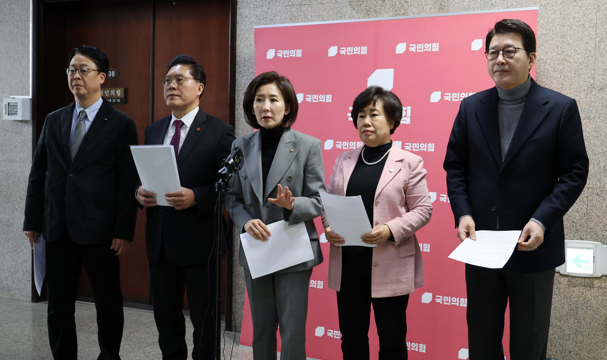 ▲국민의힘 법사위원들이 11일 국회에서 열린 법제사법위원회 법안심사제1소위원회에서 대법원 최종 판결에 대한 헌법소원(재판소원) 도입을 핵심으로 하는 헌법재판소법 개정안이 여당 주도로 처리된 데 대해 규탄 기자회견을 하고 있다. (사진=연합뉴스)