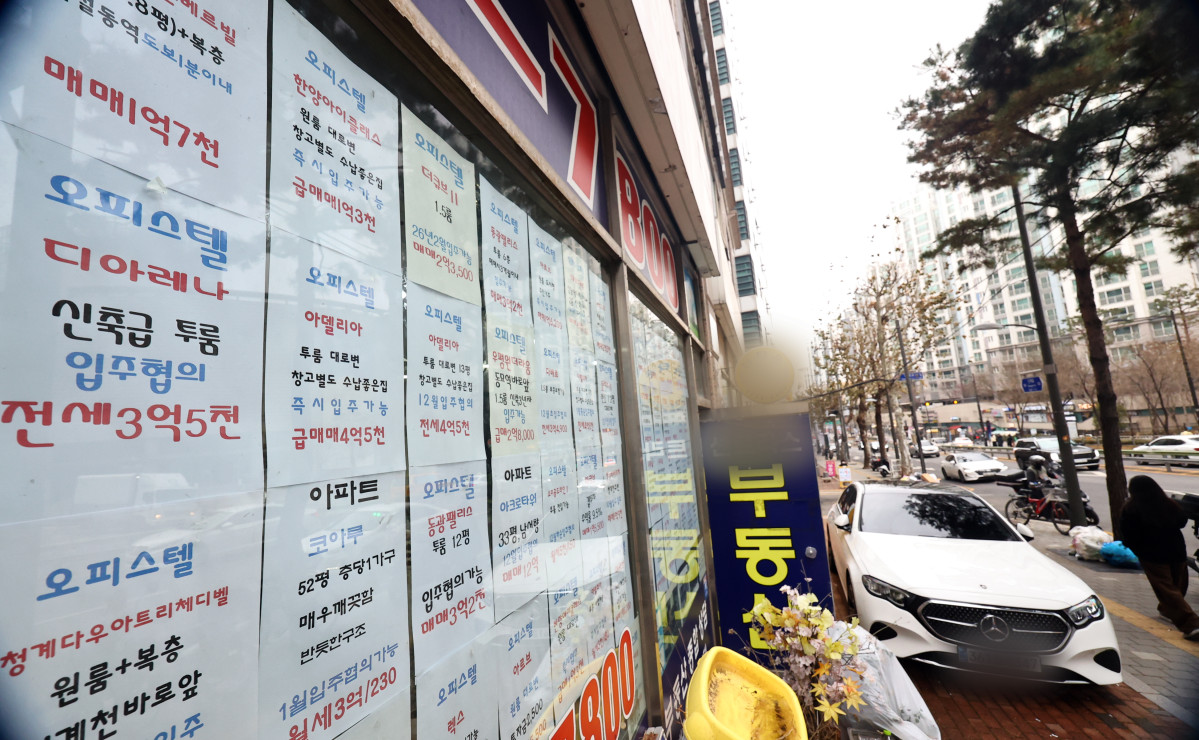 ▲서울 한 부동산에 오피스텔 매매 및 전월세 관련 안내문이 붙어 있다. (뉴시스)