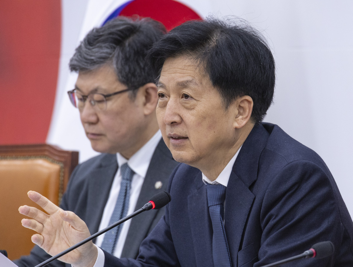 ▲더불어민주당 K-자본시장 특별위원회 오기형 위원장을 비롯한 위원들이 11일 국회에서 3차 상법 개정안 설명회를 하고 있다. (사진=연합뉴스)