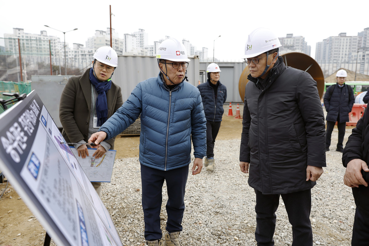 ▲황상하 사장이 신내4 공공주택지구 송수관로 이설공사 현장의 안전 관리 체계를 살펴보고 있다. (SH)