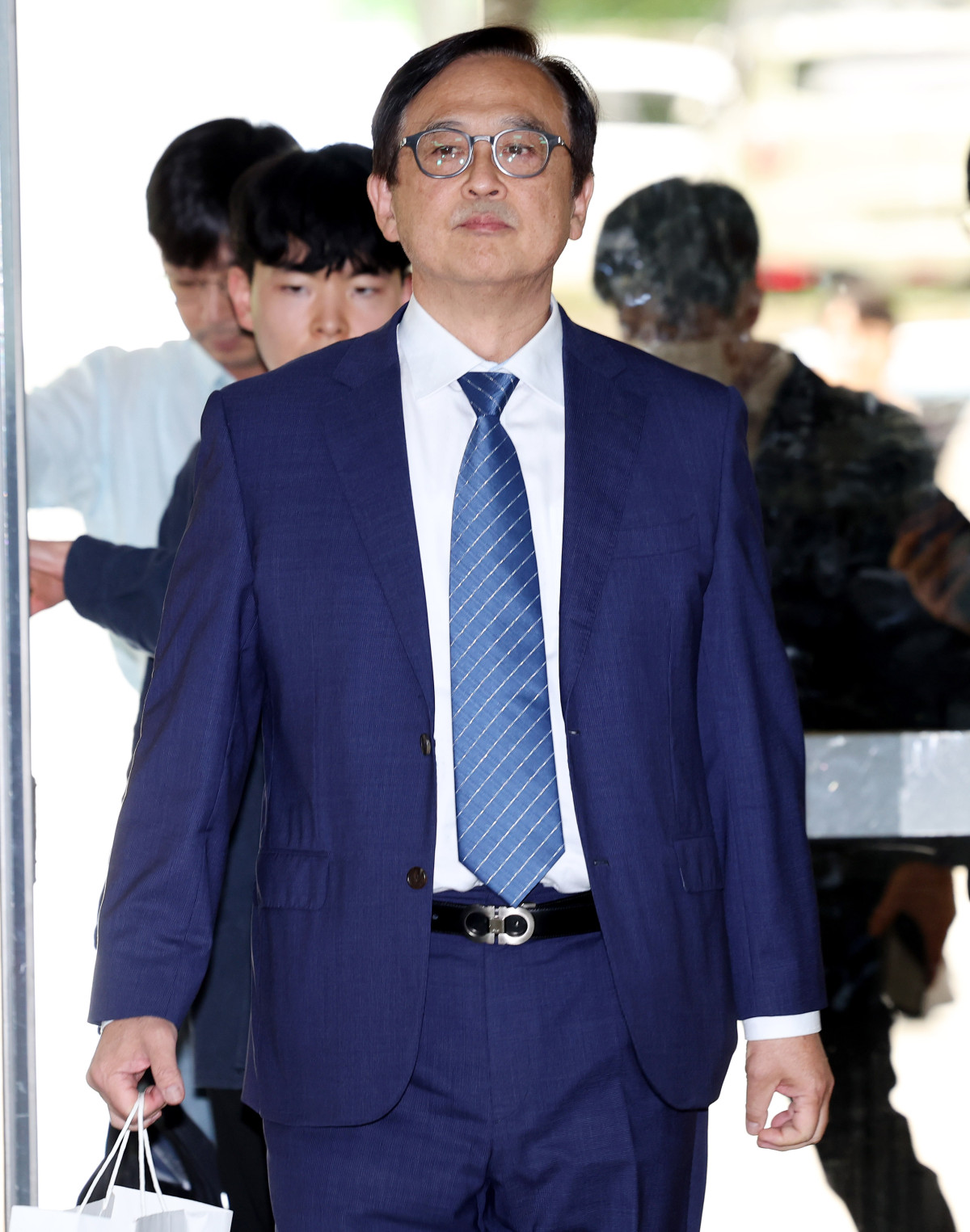 ▲안승호 전 삼성전자 IP센터장(부사장)이 2024년 5월 30일 서울 서초구 서울중앙지방법원에서 '삼성전자 내부 기밀자료 불법 취득' 혐의와 관련 구속 전 피의자 심문(영장실질심사)에 출석하고 있다. (뉴시스)