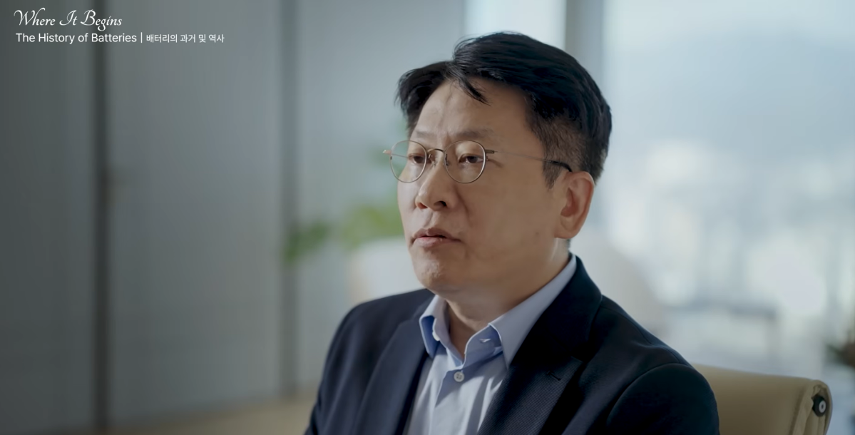 ▲LG에너지솔루션이 1월 21일 유튜브 채널에 다큐멘터리 ‘배터리 혁신의 기록: 상상을 현실의 에너지로 바꾼 LG에너지솔루션의 R&D(연구개발)‘를 공개했다. 김동명 LG에너지솔루션 최고경영자(CEO)가 인터뷰하는 모습. (출처=LG에너지솔루션 유튜브)