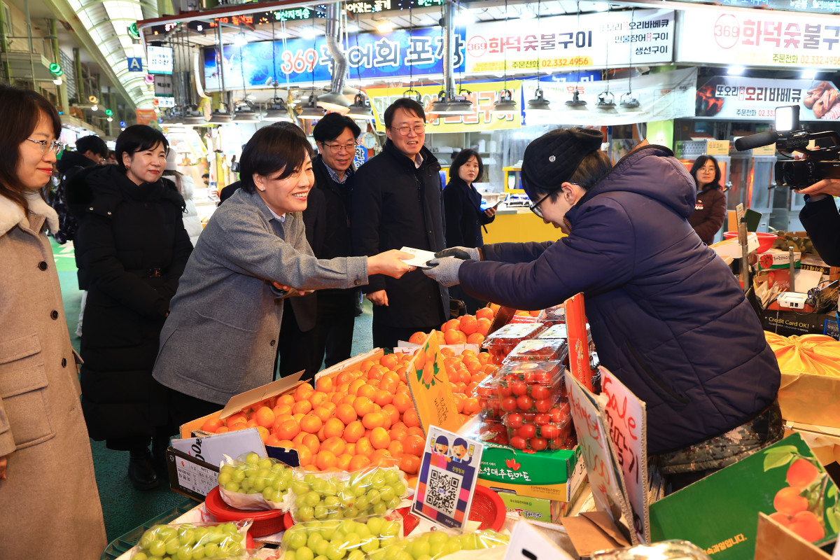 ▲송미령 농림축산식품부 장관이 11일 서울 망원시장을 찾아 설 성수품을 중심으로 한 농축산물 수급 동향을 살피고, 전통시장 환급행사 등 ‘농축산물 할인지원 사업’ 운영 상황을 점검하고 있다. (사진제공=농림축산식품부)