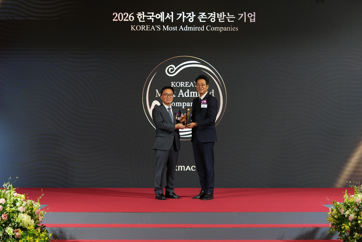 ▲10일 열린 ‘한국에서 가장 존경받는 기업’ 시상식에서 한수희 한국능률협회컨설팅(KMAC) 대표와 고정수 매일유업 부사장(오른쪽)이 수상 기념 촬영을 하고 있다.  (사진제공=매일유업)