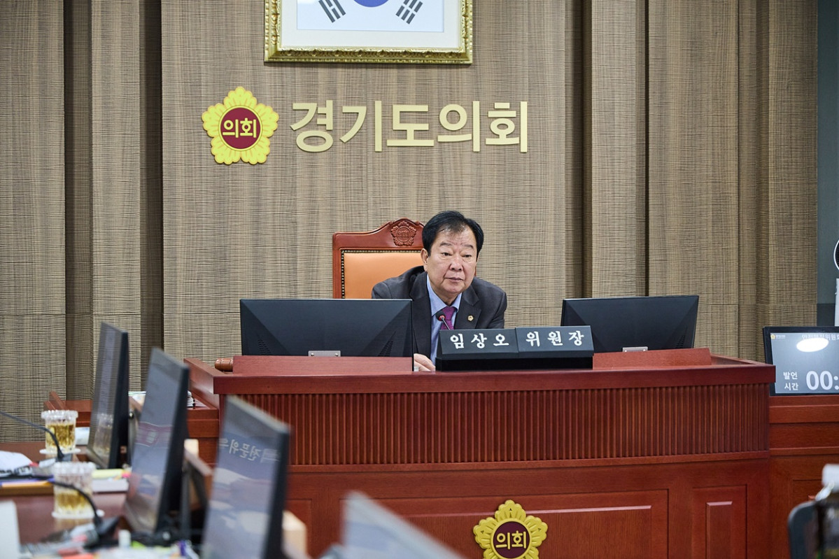 ▲임상오 경기도의회 안전행정위원회 위원장(국민의힘, 동두천2)이 10일 제388회 임시회 자치행정국 업무보고에서 발언하고 있다. 임 위원장은 경기도가 2025년 민원서비스 종합평가에서 '라' 등급을 받은 것에 대해 "근본적 개선책을 마련해 도민이 체감할 수 있는 민원서비스 개선으로 이어져야 한다"고 촉구했다. (경기도의회)
