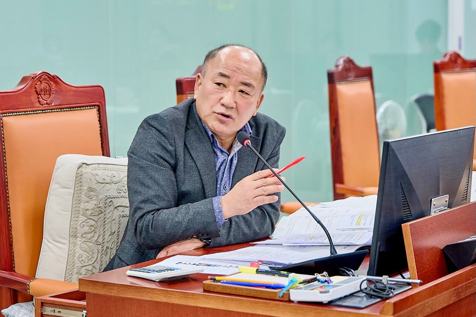 ▲이영희 경기도의회 의원(국민의힘, 용인1)이 10일 제388회 임시회 자치행정국 업무보고에서 도담뜰 눈밭 놀이터 예산 집행의 적정성을 추궁하고 있다. 이 의원은 "의회에서 분명히 감액한 5억원 예산이 어떻게 눈썰매장이 됐는지 명확히 밝혀야 한다"며 "예산 심의 취지를 무시한 채 사업이 추진됐다면 도민 신뢰와 직결되는 문제"라고 질타했다. (경기도의회)