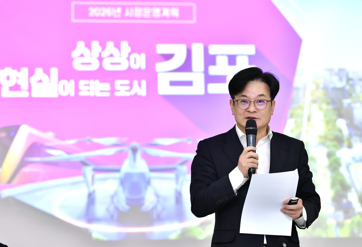 ▲김병수 김포시장이 11일 김포시청 대회의실에서 열린 '2026년 출입기자 신년간담회'에서 5호선 김포연장을 위한 5500억원 직접 부담 선언의 배경과 재원 조달 방안을 설명하고 있다. (김포시)
