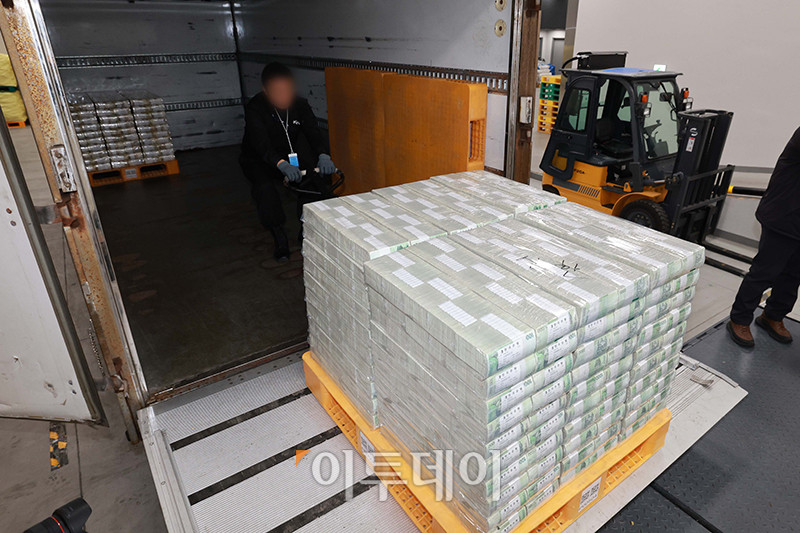 ▲설 명절을 앞두고 11일 서울 중구 한국은행 본점에서 현금 운송 관계자들이 시중은행에 공급될 설 자금 방출 작업을 하고 있다. 사진공동취재단