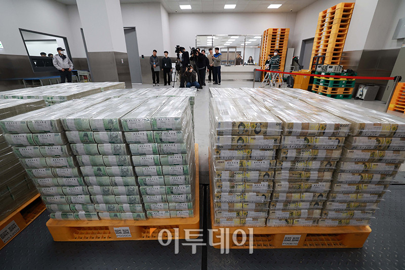 ▲설 명절을 앞두고 11일 서울 중구 한국은행 본점에서 현금 운송 관계자들이 시중은행에 공급될 설 자금 방출 작업을 하고 있다. 사진공동취재단