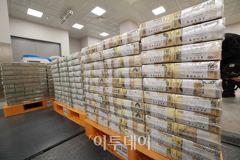 ▲설 명절을 앞두고 11일 서울 중구 한국은행 본점에서 현금 운송 관계자들이 시중은행에 공급될 설 자금 방출 작업을 하고 있다. 사진공동취재단