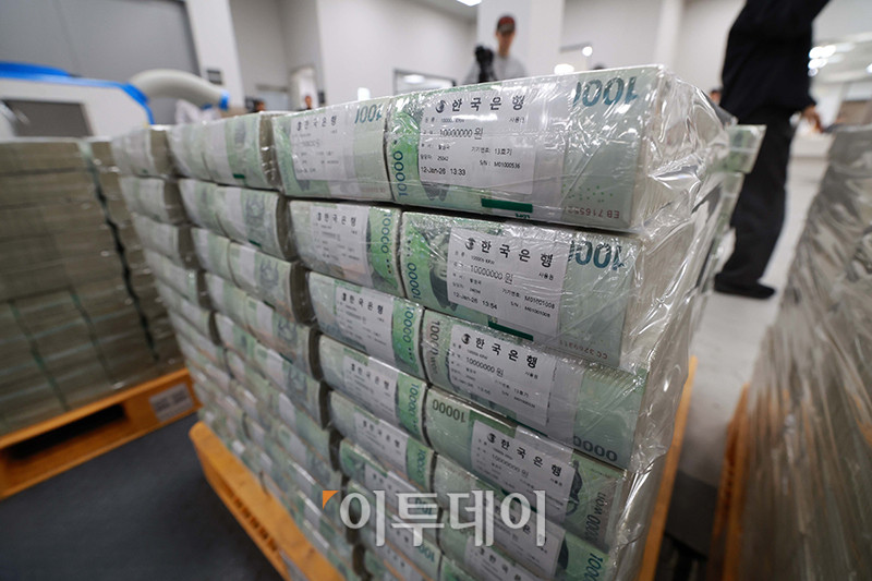 ▲서울 중구 한국은행 본점에서 현금 운송 관계자들이 시중은행에 공급될 설 자금 방출 작업을 하고 있다. 사진공동취재단