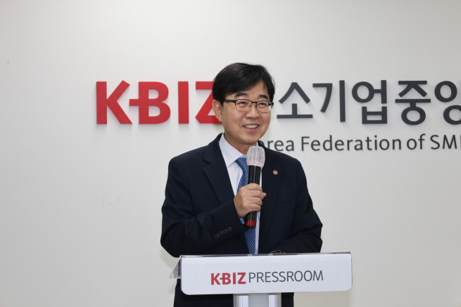 ▲인태연 소상공인시장진흥공단 이사장이 11일 서울 여의도 중소기업중앙회를 찾아 기자들과 대화를 나누고 있다. (사진제공=소상공인시장진흥공단)