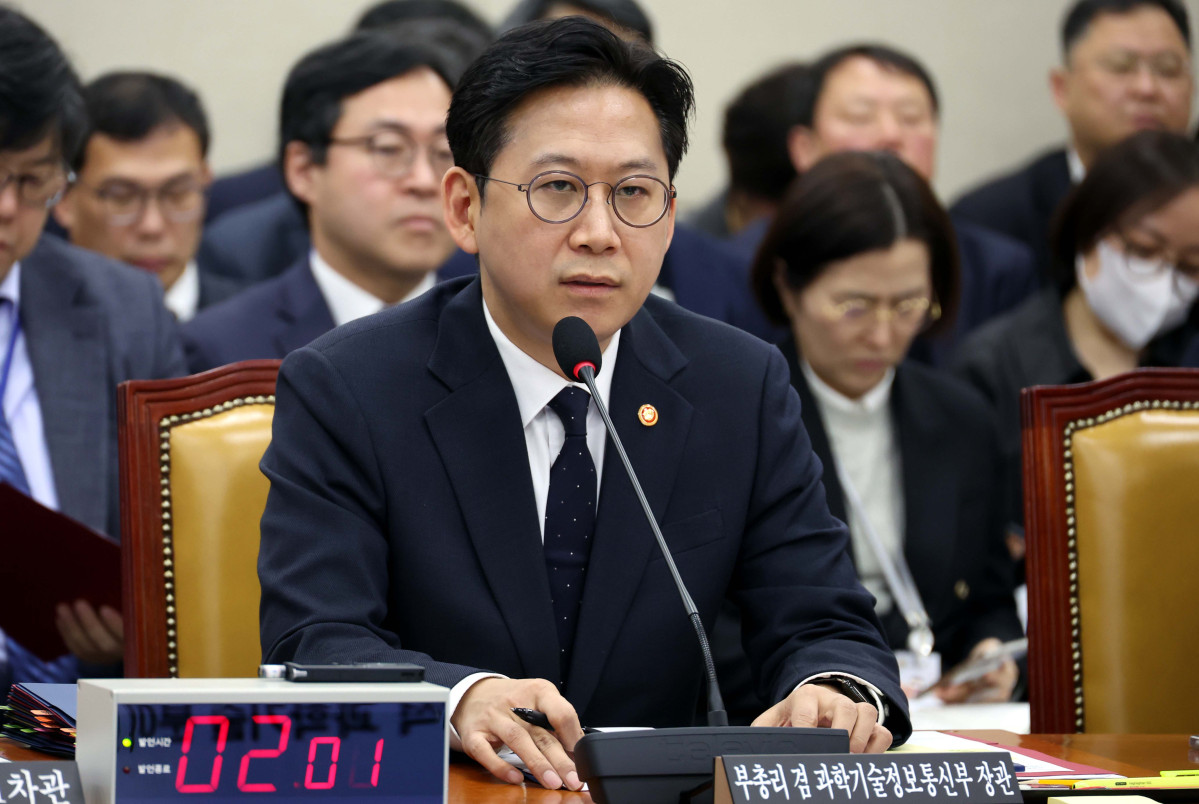 ▲배경훈 부총리 겸 과학기술정보통신부 장관이 11일 오전 서울 여의도 국회에서 열린 과학기술정보방송통신위원회 전체회의에서 의원의 질의에 답변하고 있다. (뉴시스)