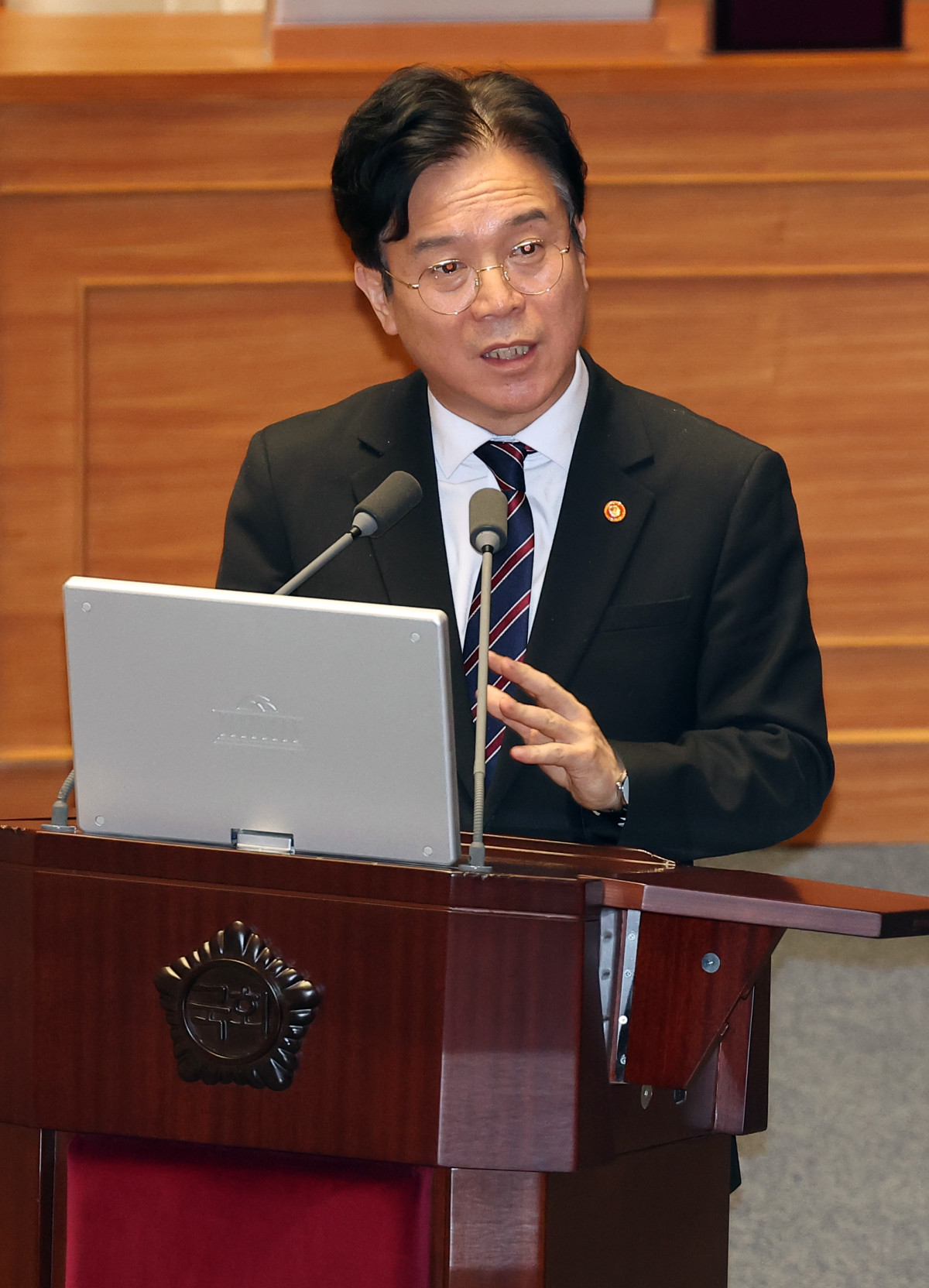 ▲김영훈 고용노동부 장관이 11일 국회 본회의장에서 열린 교육·사회·문화 분야 대정부질문에서 여야 의원의 질문에 답하고 있다. (연합뉴스)