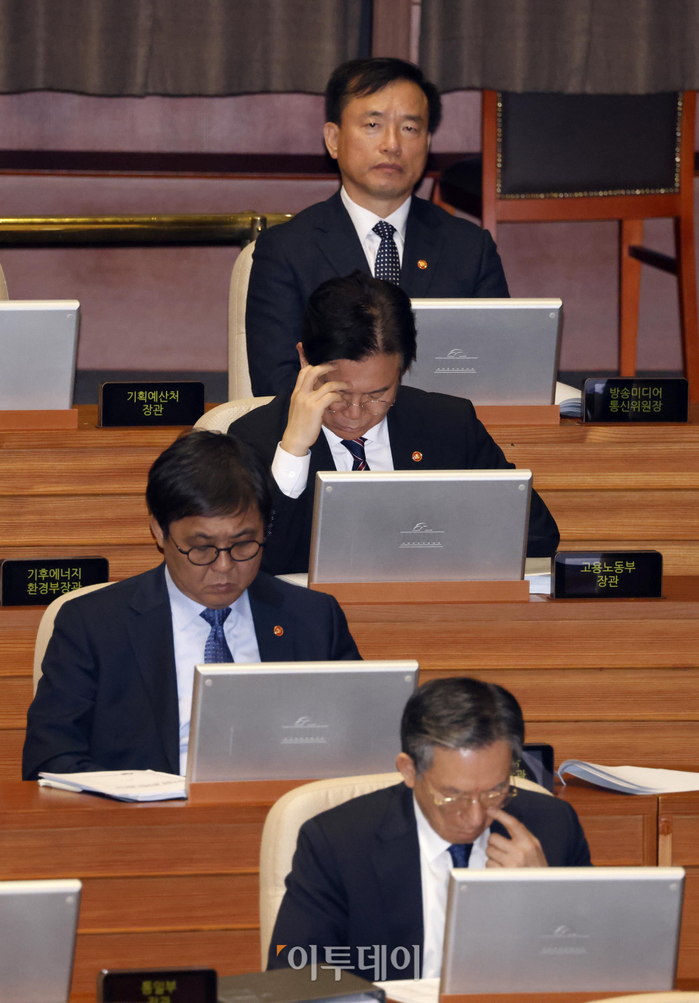 ▲김영훈 고용노동부 장관을 비롯한 국무위원들이 11일 서울 여의도 국회 본회의에서 열린 교육·사회·문화 분야 대정부질문에 참석하고 있다. 고이란 기자 photoeran@