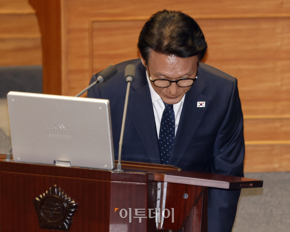 ▲김민석 국무총리가 11일 서울 여의도 국회 본회의에서 열린 교육·사회·문화 분야 대정부질문에서 의원 질의에 답을 마치고 인사하고 있다. 고이란 기자 photoeran@