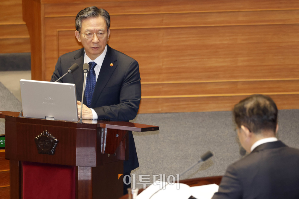 ▲정성호 법무부 장관이 11일 서울 여의도 국회 본회의에서 열린 교육·사회·문화 분야 대정부질문에서 의원 질의에 답하고 있다. 고이란 기자 photoeran@