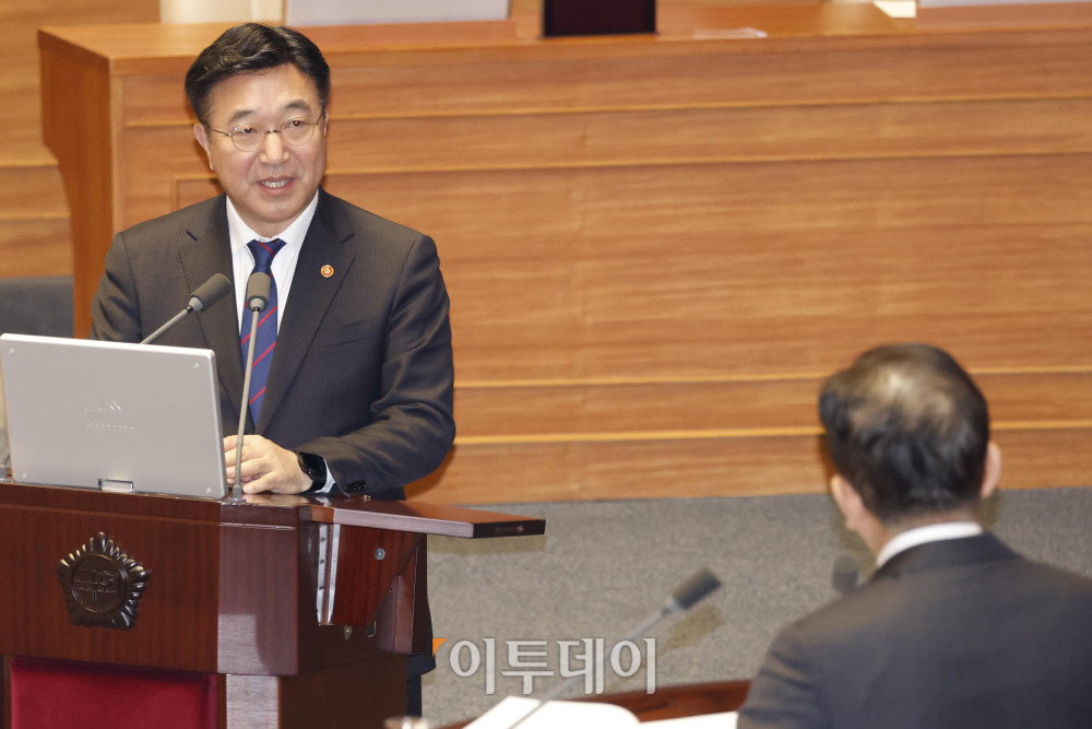 ▲윤호중 행정안전부 장관이 지난달 11일 서울 여의도 국회 본회의에서 열린 교육·사회·문화 분야 대정부질문에서 의원 질의에 답하고 있다(참고사진). 고이란 기자 photoeran@