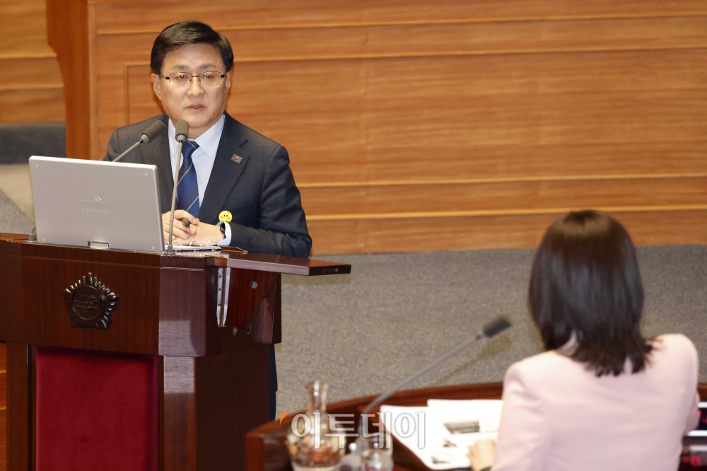 ▲김성환 기후에너지환경부 장관이 11일 서울 여의도 국회 본회의에서 열린 교육·사회·문화 분야 대정부질문에서 의원 질의에 답하고 있다. 고이란 기자 photoeran@