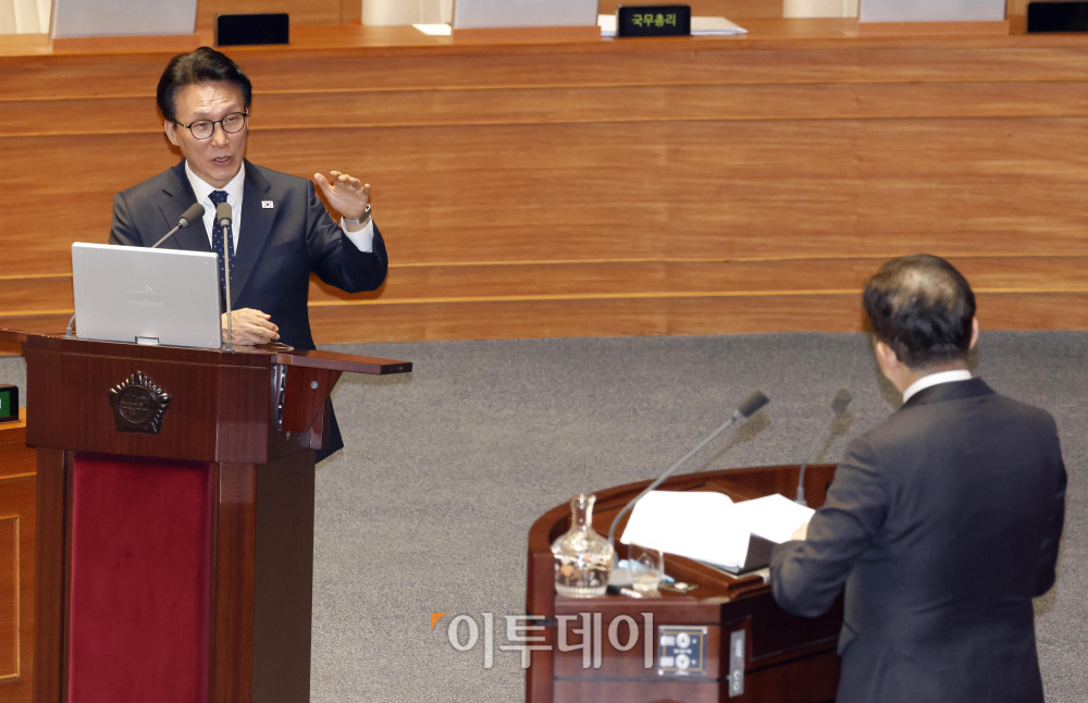 ▲김민석 국무총리가 11일 서울 여의도 국회 본회의에서 열린 교육·사회·문화 분야 대정부질문에서 의원 질의에 답하고 있다. 고이란 기자 photoeran@