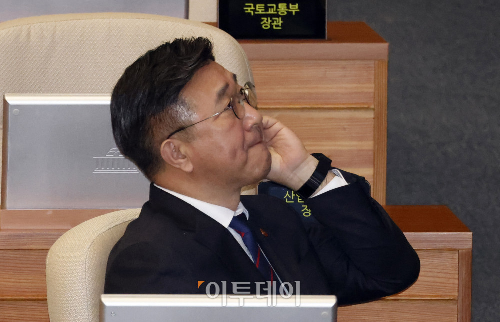 ▲윤호중 행정안전부 장관이 11일 서울 여의도 국회 본회의에서 열린 교육·사회·문화 분야 대정부질문에 참석하고 있다. 고이란 기자 photoeran@