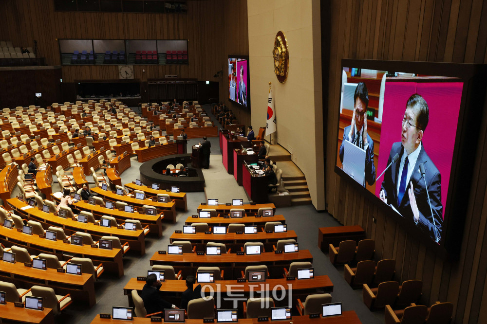 ▲김민석 국무총리가 11일 서울 여의도 국회 본회의에서 열린 교육·사회·문화 분야 대정부질문에서 의원 질의에 답하고 있다. 고이란 기자 photoeran@