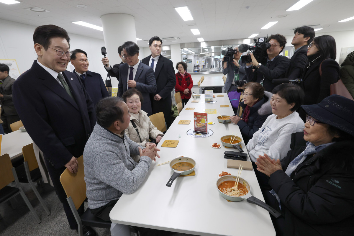 ▲이재명 대통령과 김혜경 여사가 11일 충북 충주시건강복지타운 '나누면' 사업장에서 시민들과 대화하고 있다. 사진=연합뉴스