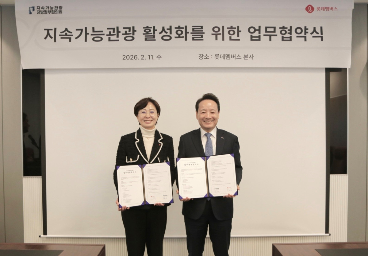 ▲김혜주 롯데멤버스 대표(왼쪽)와 임택 지속가능관광지방정부협의회 상임회장(광주 동구청장, 오른쪽)이 11일 롯데멤버스 본사에서 업무협약 기념사진을 촬영하고 있다. (사진제공=롯데멤버스)