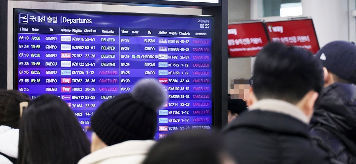 ▲폭설로 결항 속출한 제주공항 운항 안내판. (사진제공=연합뉴스)