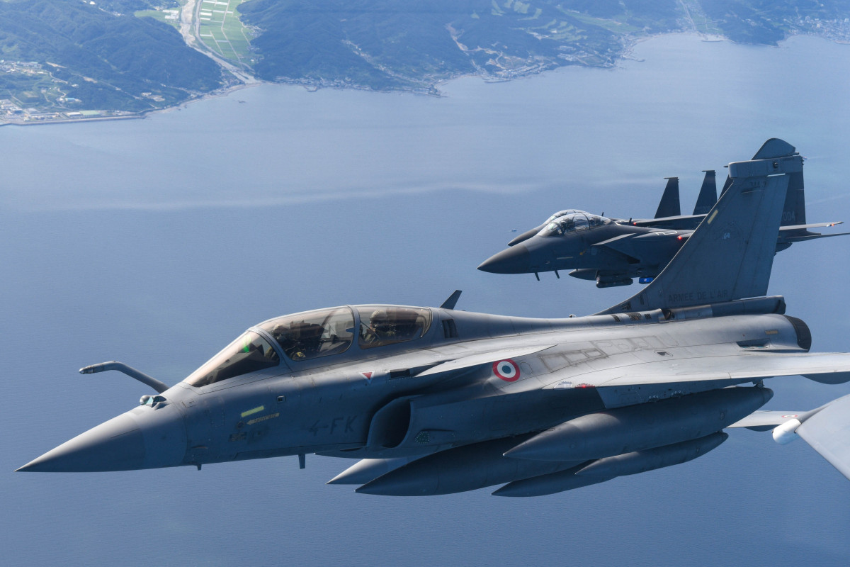 ▲한국과 프랑스의 4.5세대 전투기를 대표하는 F-15K 3대와 라팔(Rafale) 2대가 2023년 남해 상공에서 한ㆍ프 연합 전투기공중훈련을 실시하고 있다. (사진제공 공군)