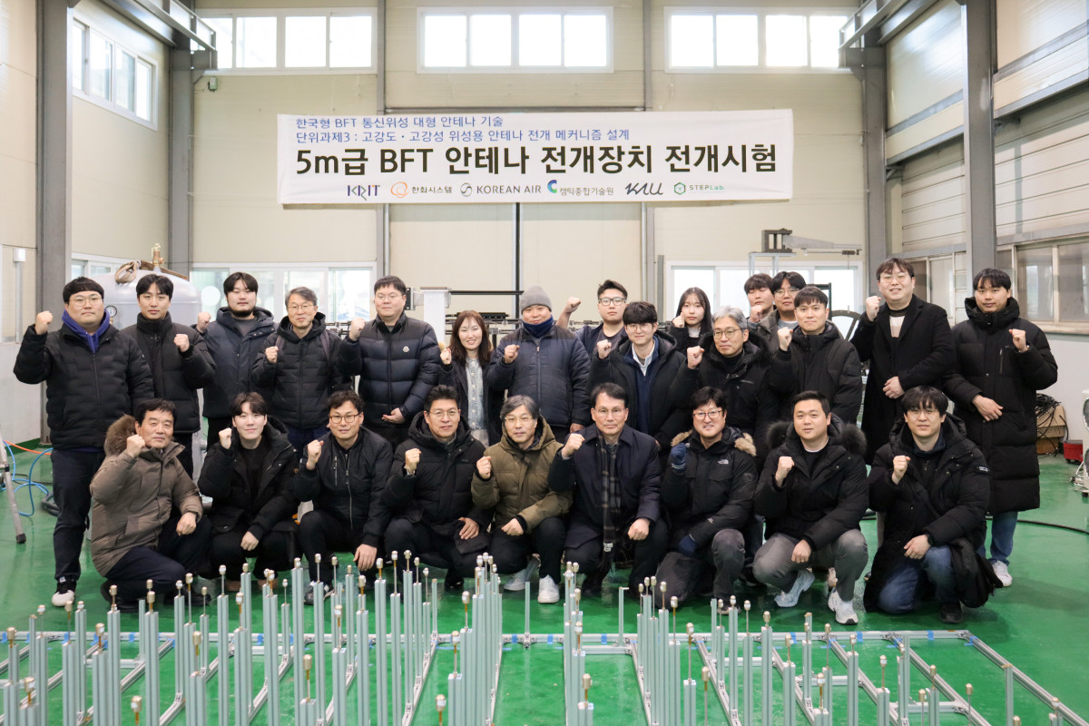 ▲시험에 참가한 관계자들이 기념촬영을 하는 모습. (사진=대한항공)