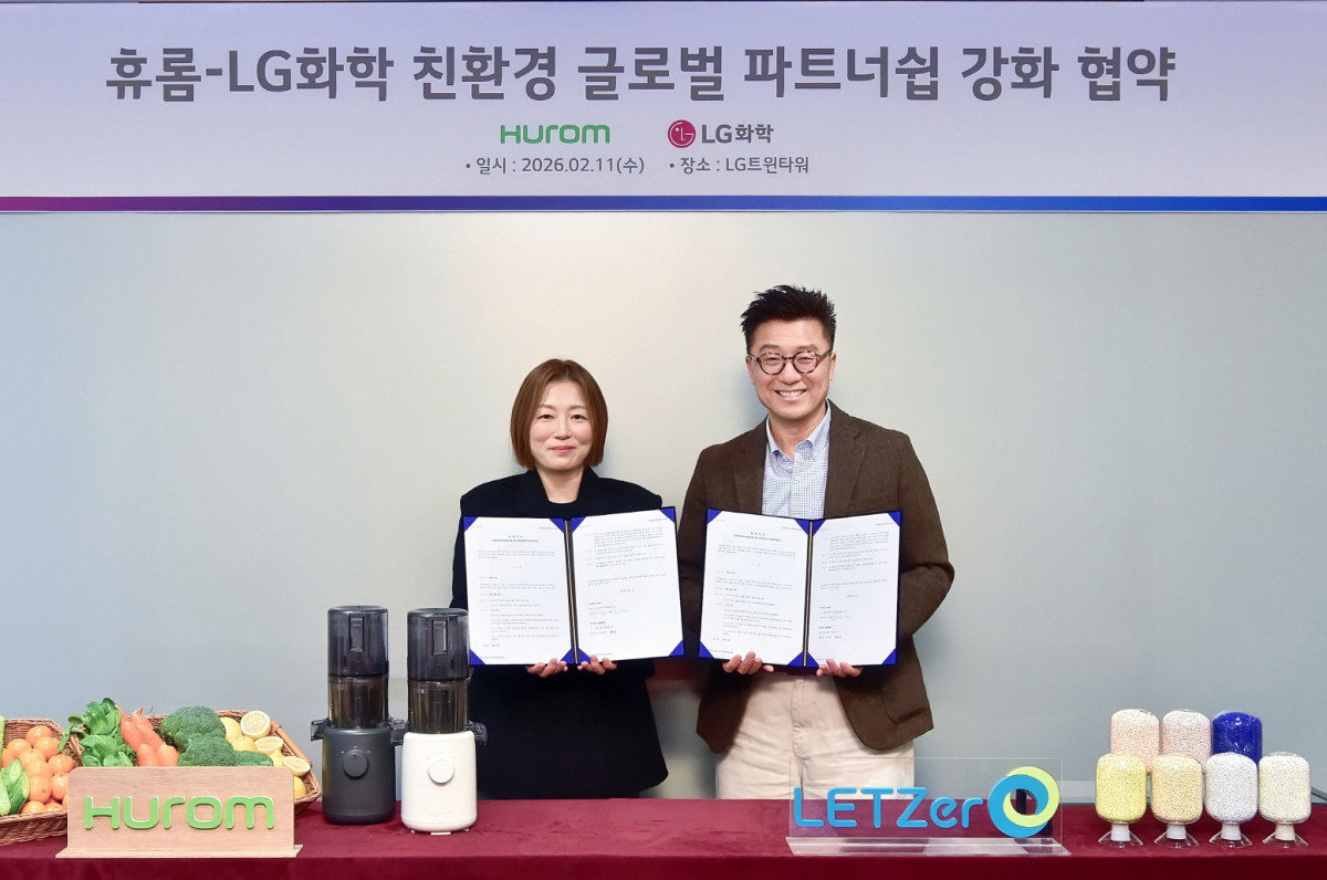 ▲김스티븐 LG화학 ABS사업부장 전무(오른쪽)와 휴롬 이수민 마케팅본부장이 업무협약식을 마치고 기념 촬영을 하고 있다. (사진= LG화학)
