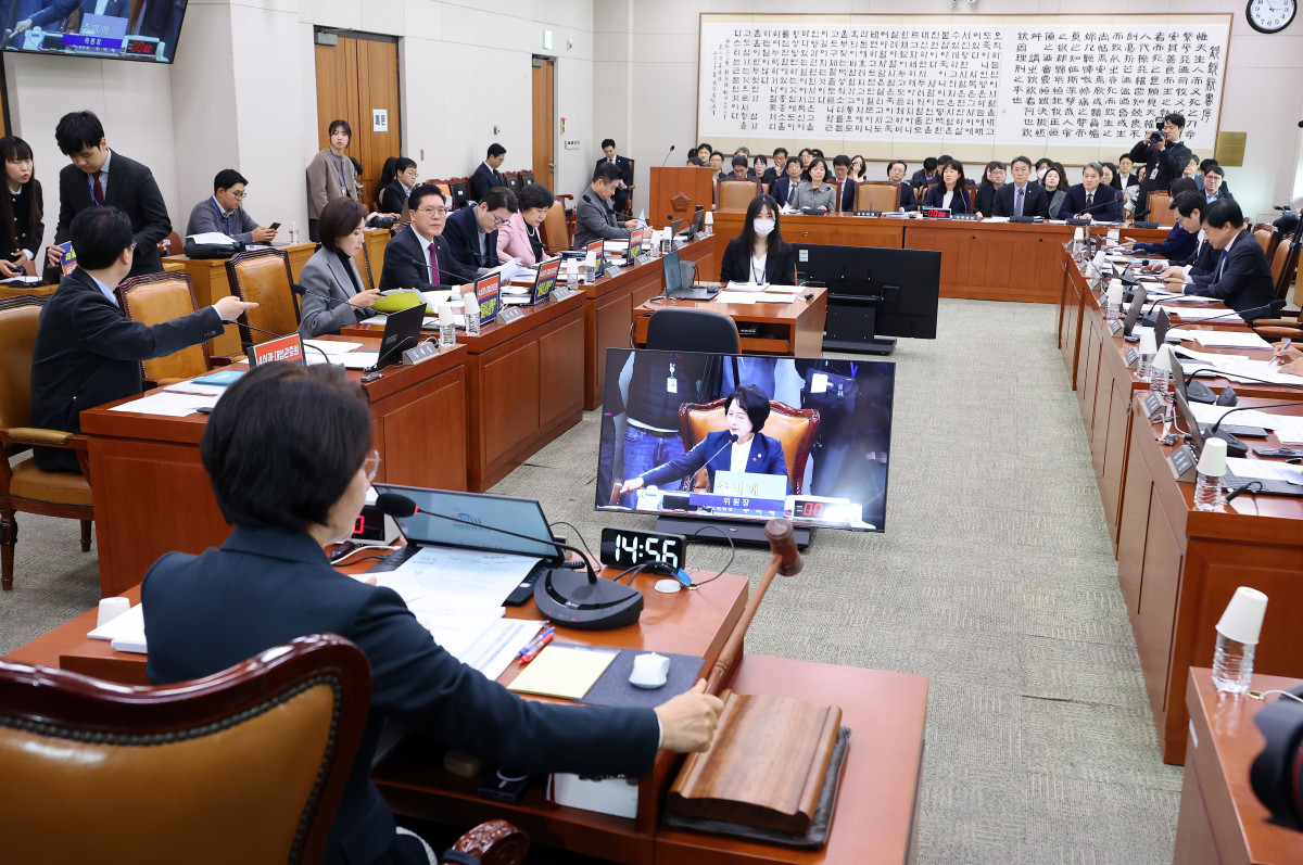▲추미애 법사위원장이 11일 국회에서 열린 법제사법위원회 전체회의에서 의사봉을 두드리고 있다. (사진=연합뉴스)