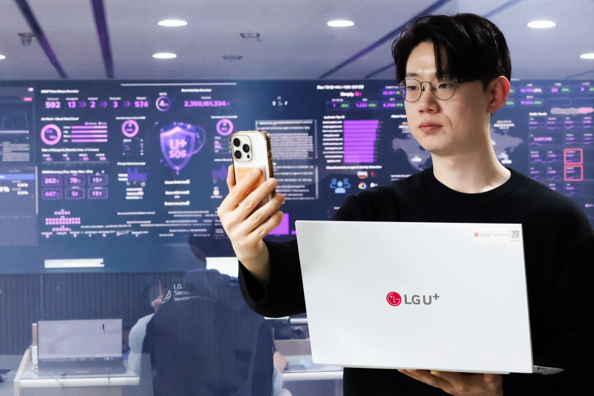 ▲LG유플러스가 설 명절을 앞두고 급증하는 보이스피싱·스미싱 시도로부터 고객 피해를 예방하기 위해 ‘고객 보호 특별 대책’을 마련하고, 긴급 대응 체계에 돌입했다. 사진은 LG유플러스 임직원이 실시간 악성 앱 추적 관제를 진행하는 모습. (사진제공=LG유플러스)