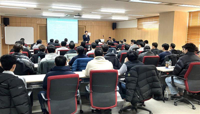 ▲동부건설 임직원들이 동절기 직무교육을 듣고 있다. (사진제공=동부건설)