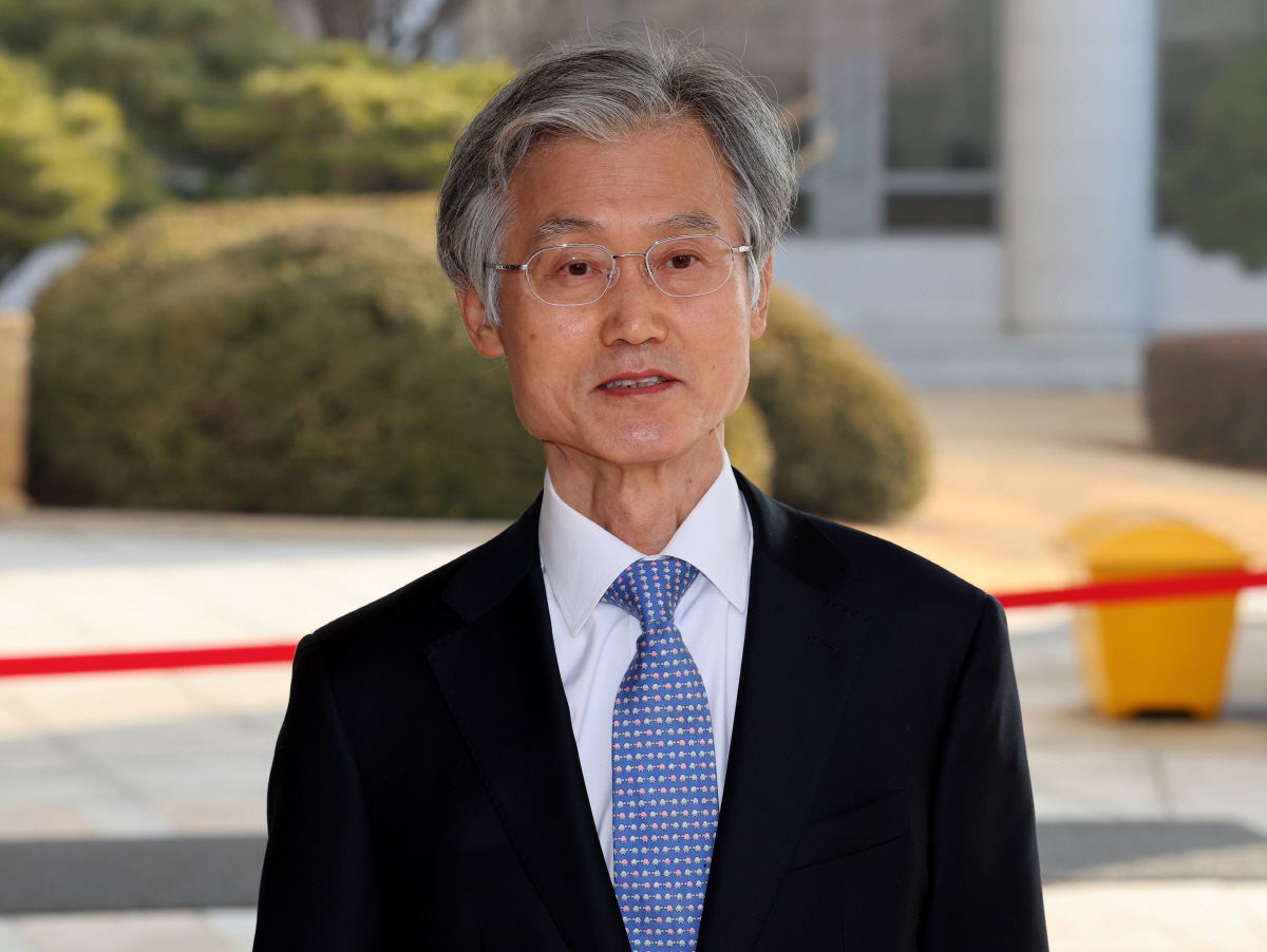 ▲조희대 대법원장이 12일 오전 서울 서초구 대법원으로 출근하며 취재진의 질문에 답하고 있다.(뉴시스)